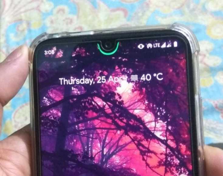 battery charge indicator around the notch on Redmi Note 7
