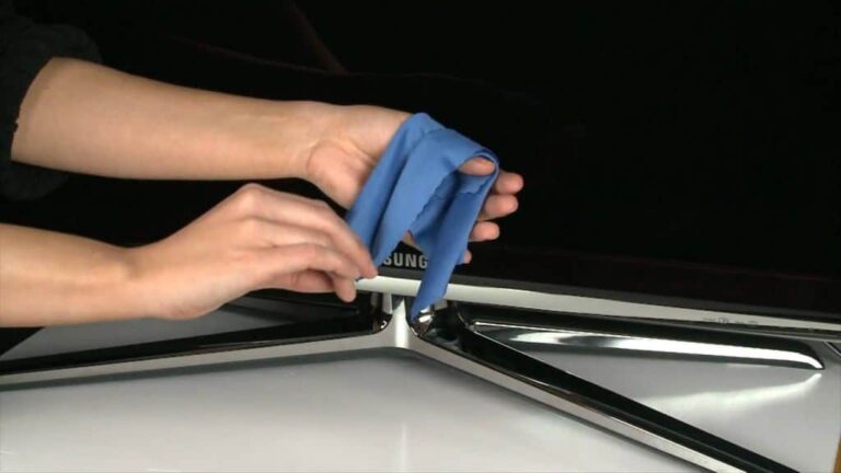 clean the screen of a Smart TV
