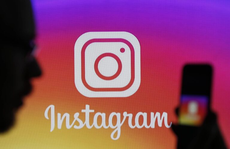 Facebook, Instagram, Whatsapp   - Illustration